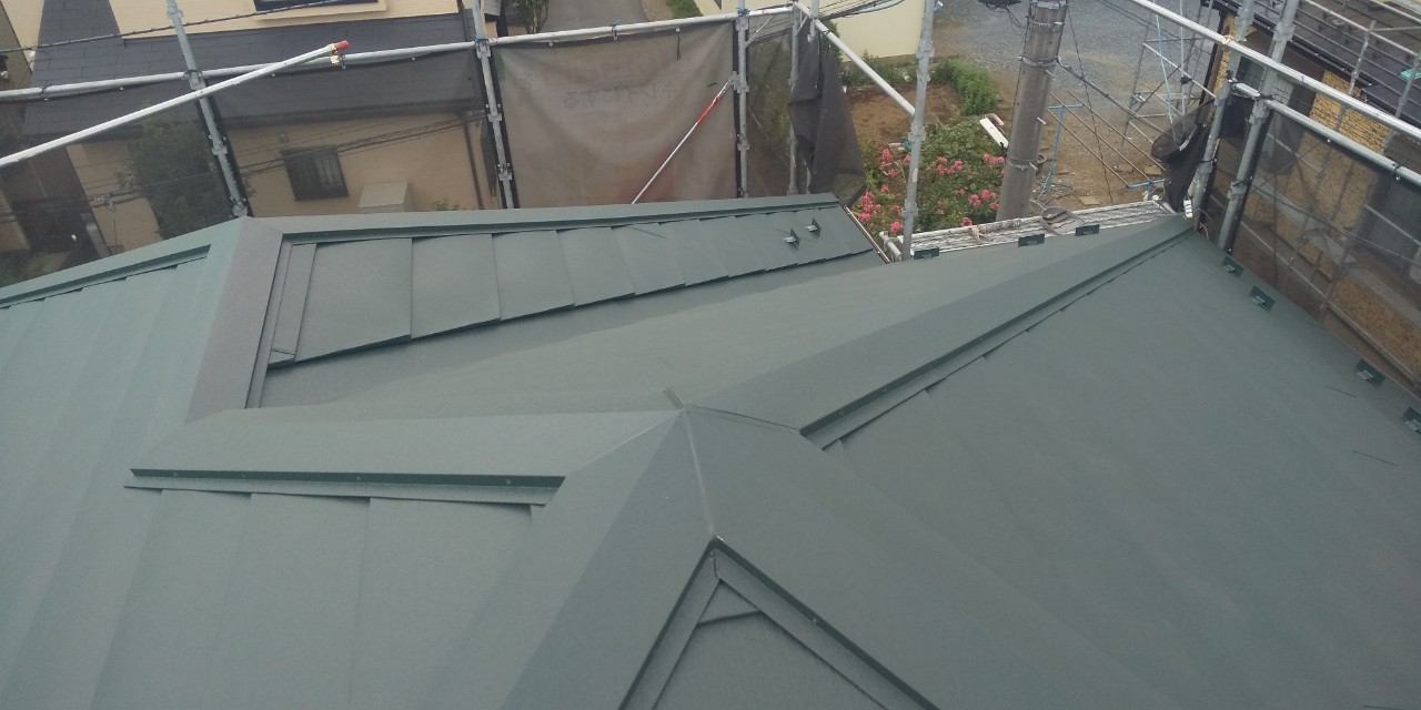 川越市S様邸　既存屋根材の上からガルバリウム屋根をカバー工法しました。
