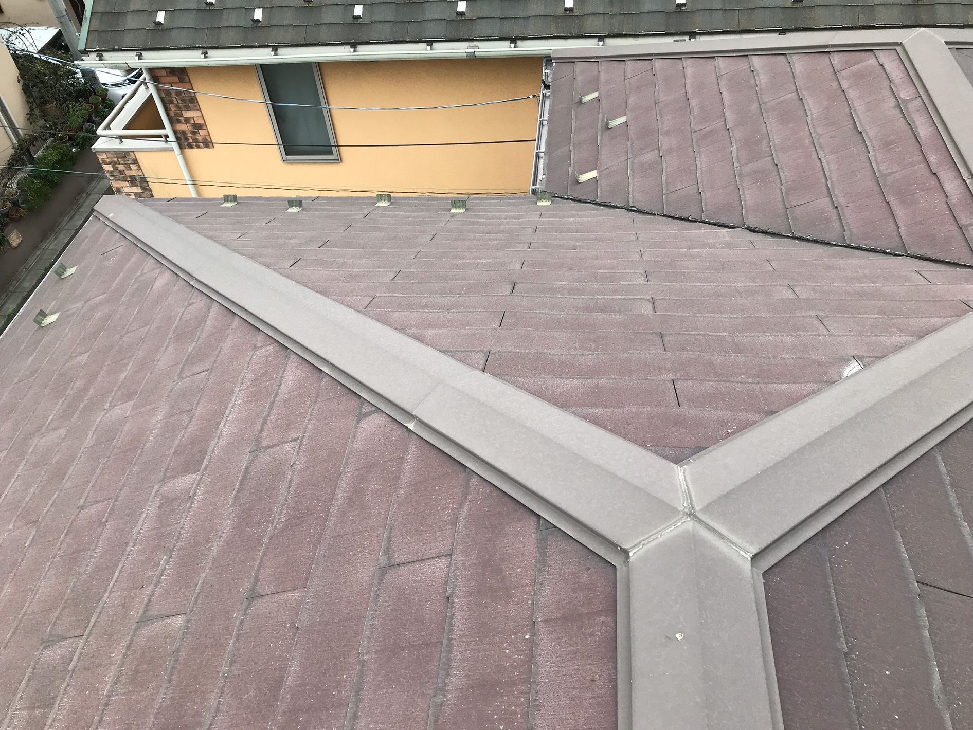 富士見市K様邸　塗装不可のパミール屋根材にガルバリウム屋根を重ね葺きしました。