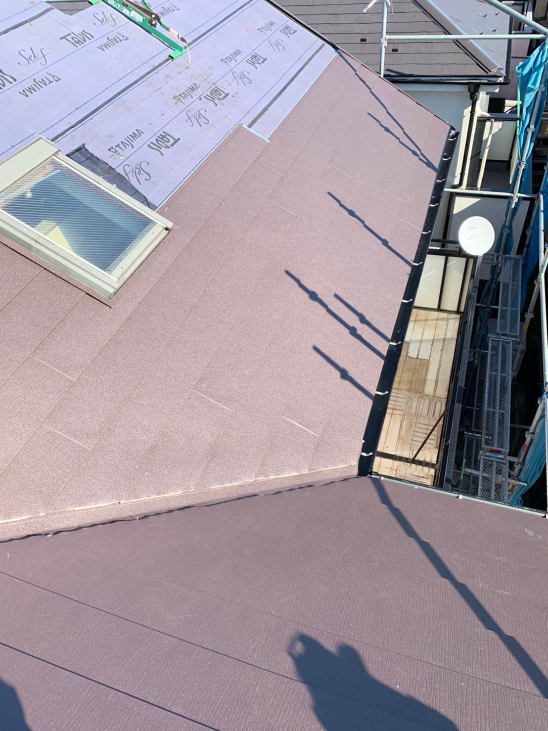 川越市Ｍ様邸　コロニアル屋根材にガルバリウム屋根を重ね葺きしました。